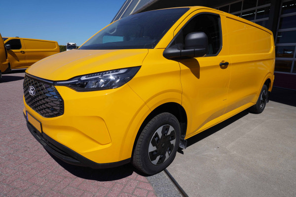 Ford E-Transit Cust. 320 L2H1 136PK Trend 65 kWh Automaat nr. V125 | Airco | Cruise | Camera | Apple CP| Trekhaak 8 STUKS