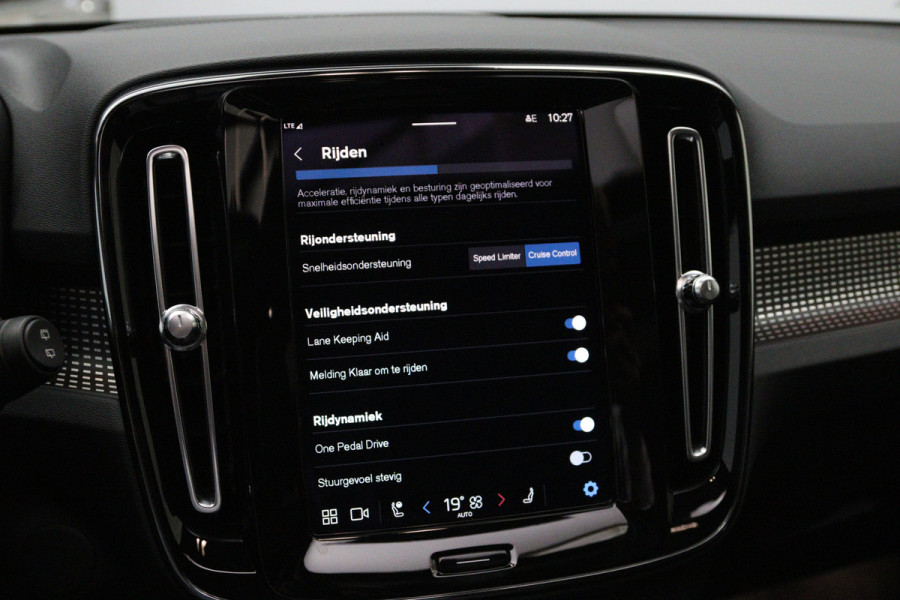 Volvo XC40 Recharge P8 AWD 408 PK R-Design, Panoramadak, Winterpakket, H/K Sound, 360 Camera