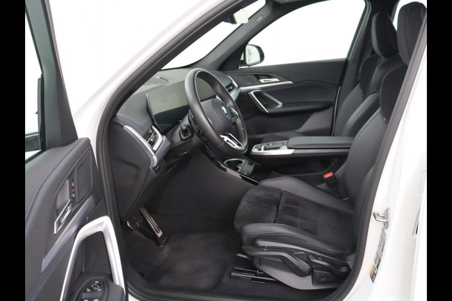 BMW X1 xDrive25e M Sport | SOH 93,3% | Adaptive cruise | Massage | Sportstoelen | Keyless | Stuurverwarming | Leder/Alcantara | Live Cockpit | Camera | Stoelverwarming | Adaptief LED | PHEV | Plug In
