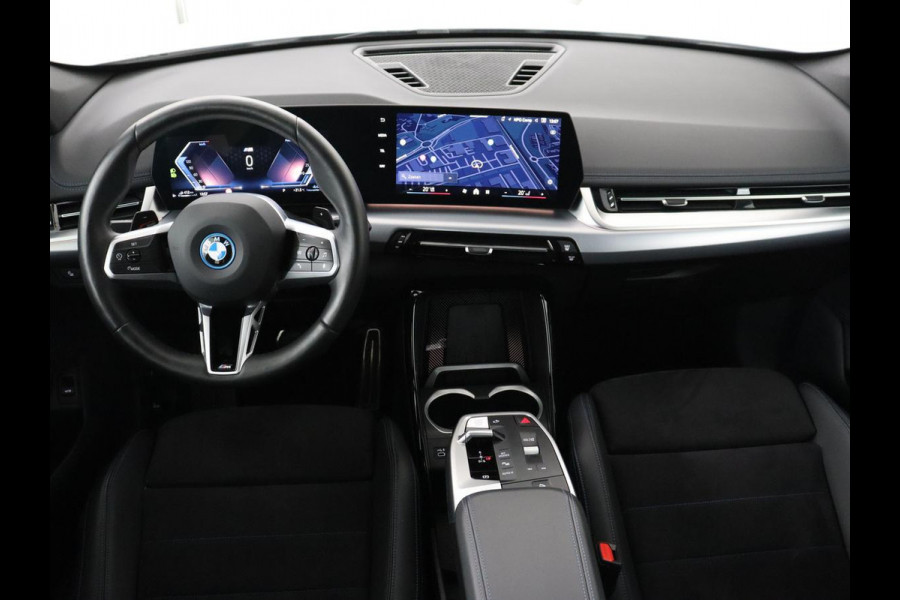 BMW X1 xDrive25e M Sport | SOH 93,3% | Adaptive cruise | Massage | Sportstoelen | Keyless | Stuurverwarming | Leder/Alcantara | Live Cockpit | Camera | Stoelverwarming | Adaptief LED | PHEV | Plug In