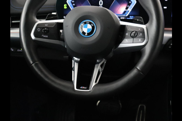 BMW X1 xDrive25e M Sport | SOH 93,3% | Adaptive cruise | Massage | Sportstoelen | Keyless | Stuurverwarming | Leder/Alcantara | Live Cockpit | Camera | Stoelverwarming | Adaptief LED | PHEV | Plug In