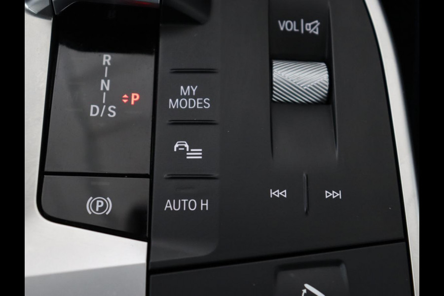 BMW X1 xDrive25e M Sport | SOH 93,3% | Adaptive cruise | Massage | Sportstoelen | Keyless | Stuurverwarming | Leder/Alcantara | Live Cockpit | Camera | Stoelverwarming | Adaptief LED | PHEV | Plug In