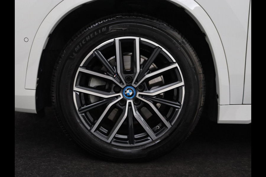 BMW X1 xDrive25e M Sport | SOH 93,3% | Adaptive cruise | Massage | Sportstoelen | Keyless | Stuurverwarming | Leder/Alcantara | Live Cockpit | Camera | Stoelverwarming | Adaptief LED | PHEV | Plug In