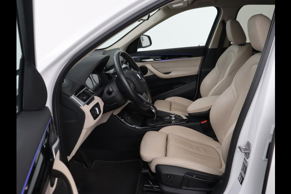 BMW X1 sDrive20i Business Edition Plus | Leder | Head-Up | Trekhaak | Stoelverwarming | Carplay | Sfeerverlichting | Full LED | Navigatie | Sportstoelen | Climate control | Parkeerhulp | Cruise control