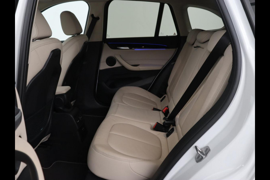 BMW X1 sDrive20i Business Edition Plus | Leder | Head-Up | Trekhaak | Stoelverwarming | Carplay | Sfeerverlichting | Full LED | Navigatie | Sportstoelen | Climate control | Parkeerhulp | Cruise control