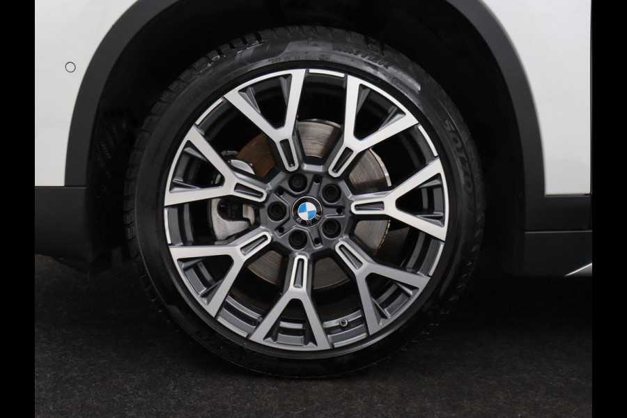 BMW X1 sDrive20i Business Edition Plus | Leder | Head-Up | Trekhaak | Stoelverwarming | Carplay | Sfeerverlichting | Full LED | Navigatie | Sportstoelen | Climate control | Parkeerhulp | Cruise control