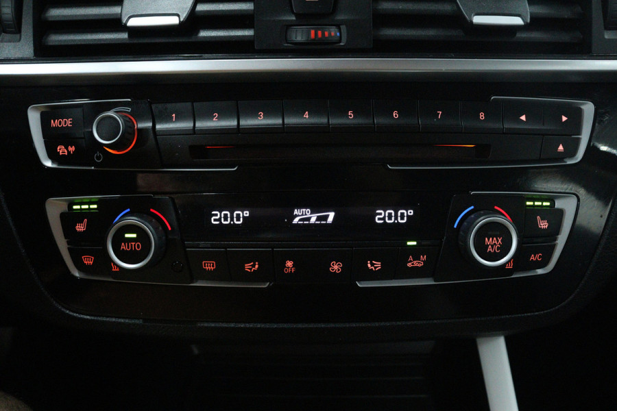 BMW 1-serie 118i Executive (STOELVERWARMING, CAMERA, NAVIGATIE, CRUISE CONTROL, PARKEERSENSOREN, DEALER ONDERHOUDEN)