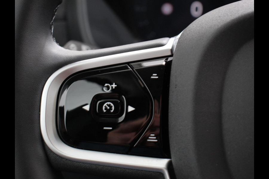 Volvo XC90 2.0 T8 Plug-in hybrid AWD Plus Dark 7 persoons DEMO Navigatie Apple Carplay/Android Auto 360 Camera Parkeersensoren Adaptive Cruise Control Full LED Stoel- en stuurverwarming Memory stoelen Climate Control Lichtmetalen velgen