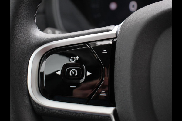 Volvo XC90 2.0 T8 Plug-in hybrid AWD Plus Dark 7 persoons DEMO Navigatie Apple Carplay/Android Auto 360 Camera Parkeersensoren Adaptive Cruise Control Full LED Stoel- en stuurverwarming Memory stoelen Climate Control Lichtmetalen velgen