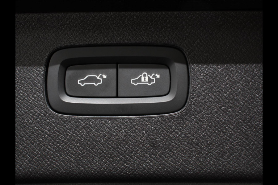Volvo XC90 2.0 T8 Plug-in hybrid AWD Plus Dark 7 persoons DEMO Navigatie Apple Carplay/Android Auto 360 Camera Parkeersensoren Adaptive Cruise Control Full LED Stoel- en stuurverwarming Memory stoelen Climate Control Lichtmetalen velgen