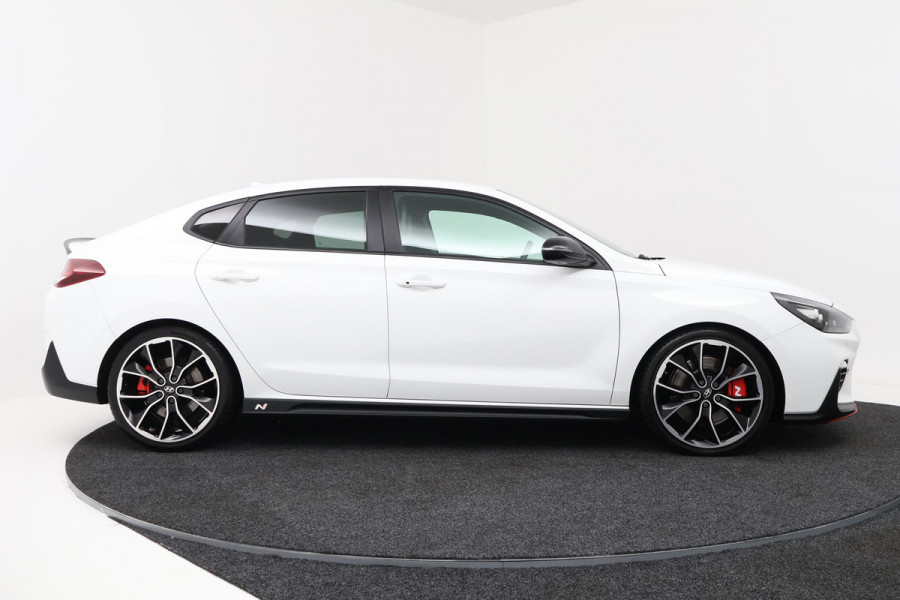 Hyundai i30 Fastback 2.0 T-GDI N2 (STOEL/STUUR VERWARMING, CAMERA, CRUISE CONTROL, ELEKTR STOELEN, PARKEERSENSOREN)