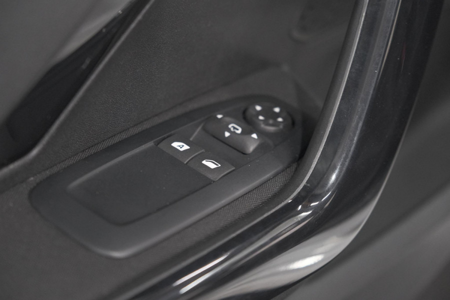 Peugeot 208 PureTech 82 Signature | Parkeersensoren | Apple Carplay | Navigatie