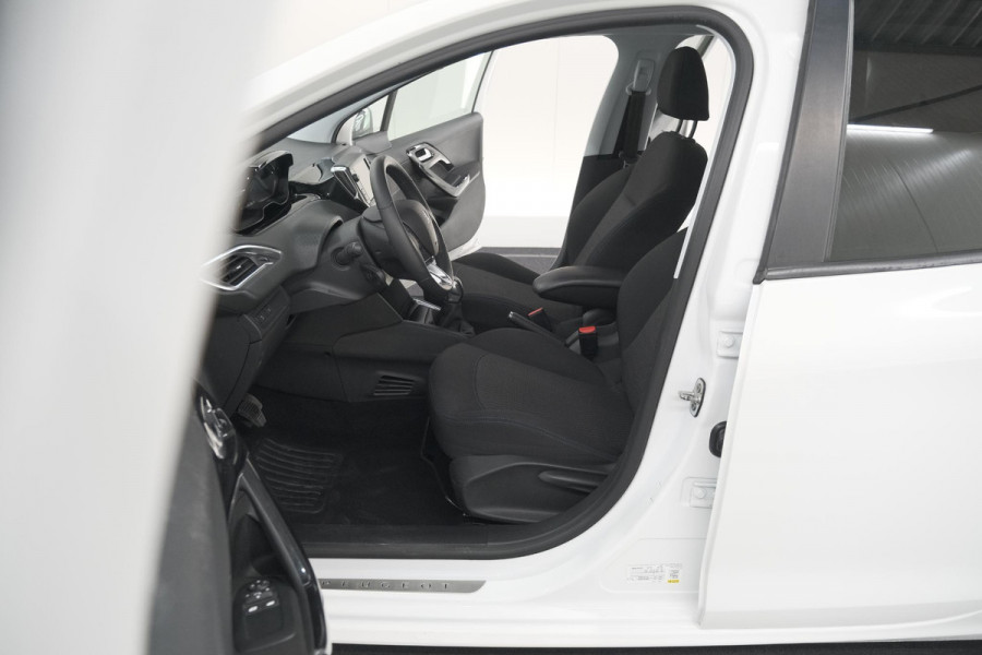 Peugeot 208 PureTech 82 Signature | Parkeersensoren | Apple Carplay | Navigatie