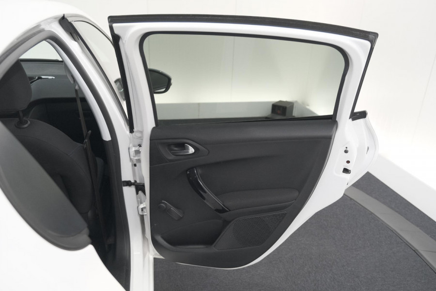 Peugeot 208 PureTech 82 Signature | Parkeersensoren | Apple Carplay | Navigatie