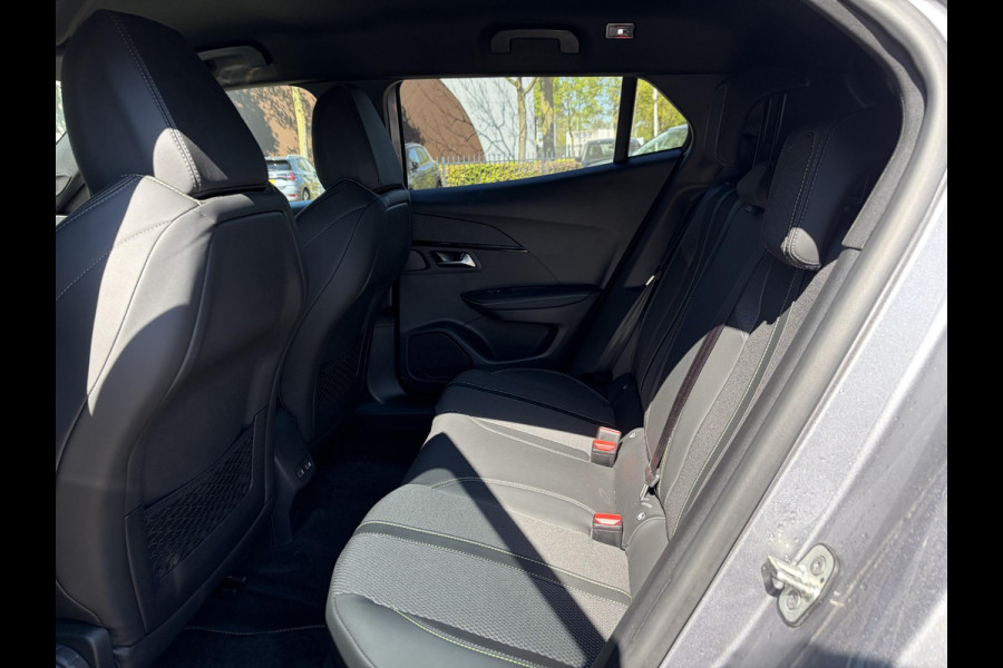 Peugeot e-2008 GT WARMTEPOMP| SOH 96% | ACHTERUITRIJCAMERA| RIJSTROOK-ASSISTENT| APPLE CARPLAY/ ANDROID AUTO| FABRIEKSGARANTIE PEUGEOT TOT 01-2027| 19.440KM!|