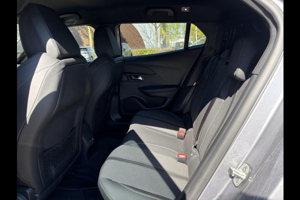 Peugeot e-2008 GT WARMTEPOMP| SOH 96% | ACHTERUITRIJCAMERA| RIJSTROOK-ASSISTENT| APPLE CARPLAY/ ANDROID AUTO| FABRIEKSGARANTIE PEUGEOT TOT 01-2027| 19.440KM!|