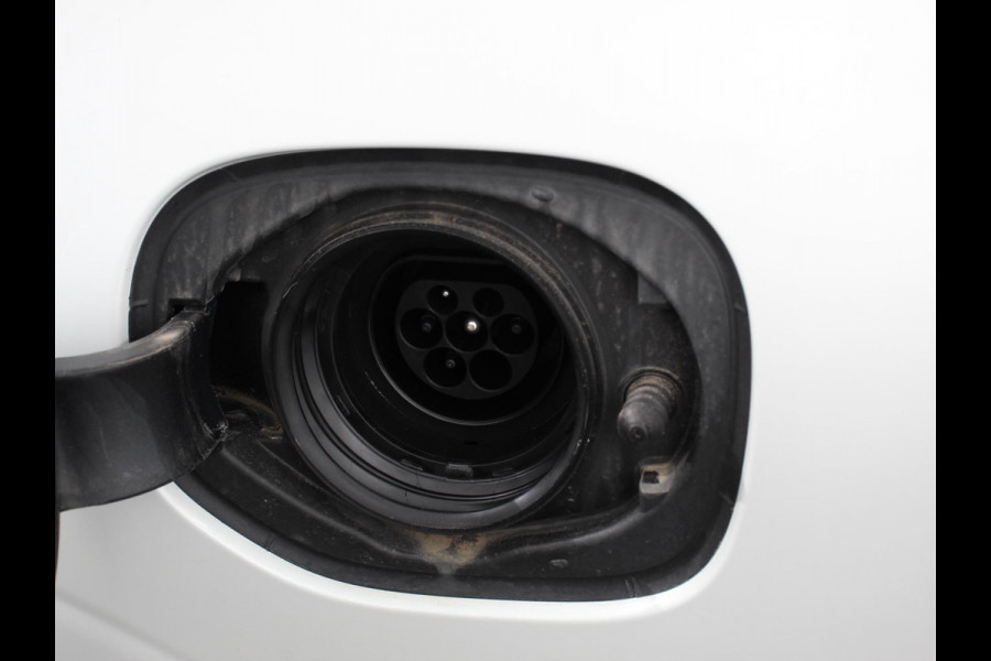 Volvo XC60 2.0 T6 Plug-in hybrid AWD Plus Bright 398pk Full LED Adaptive Cruise Control + Pilot Assist Parkeersensoren V&A+ camera Panaroma dak