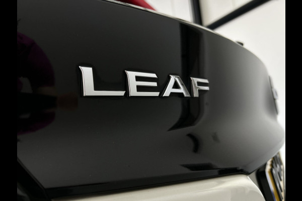 Nissan Leaf Tekna 40 kWh Leer | Navigatie | LED | Trekhaak | SOH 86,1% dak zwart