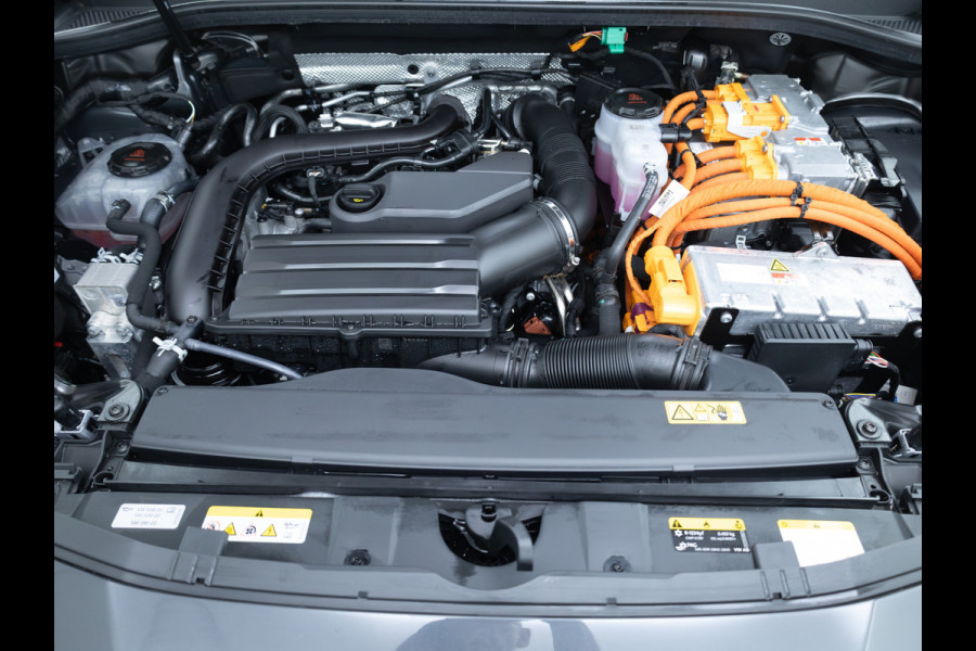 CUPRA Terramar 1.5 TSI e-Hybrid Business | Elec. stoel(en) met geheugen | Stoel- & Stuurverw. | Elec. achterklep | 360 Camera | Travel assist, Sfeerverlichting, Navigatie, App. connect, All season banden, Adap. Cruise