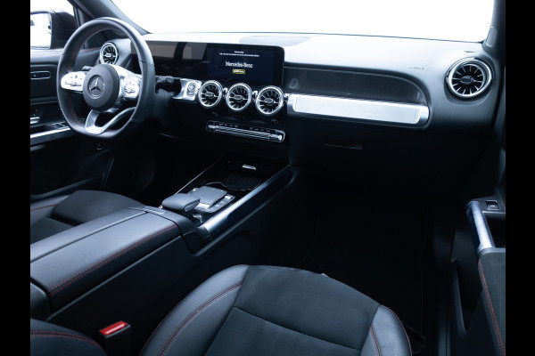 Mercedes-Benz Glb 200 AMG Line Night Pakket Panoramadak | Elec. trekhaak | Matrix Led | Elec. achterklep | Stoelverwarming | Camera | Navigatie, Cruise, Apple Carplay/app. connect