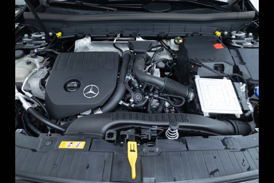 Mercedes-Benz Glb 200 AMG Line Night Pakket Panoramadak | Elec. trekhaak | Matrix Led | Elec. achterklep | Stoelverwarming | Camera | Navigatie, Cruise, Apple Carplay/app. connect