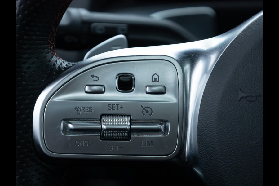 Mercedes-Benz Glb 200 AMG Line Night Pakket Panoramadak | Elec. trekhaak | Matrix Led | Elec. achterklep | Stoelverwarming | Camera | Navigatie, Cruise, Apple Carplay/app. connect