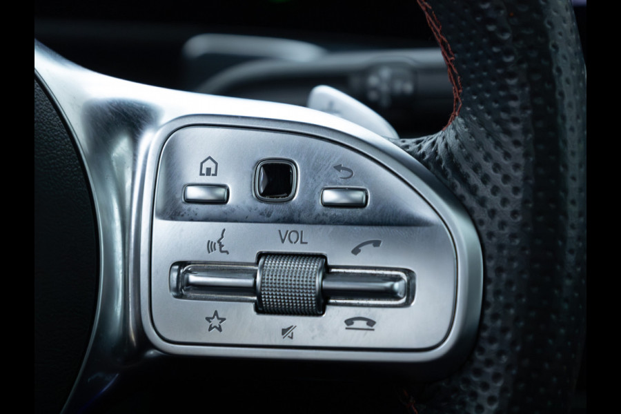 Mercedes-Benz Glb 200 AMG Line Night Pakket Panoramadak | Elec. trekhaak | Matrix Led | Elec. achterklep | Stoelverwarming | Camera | Navigatie, Cruise, Apple Carplay/app. connect