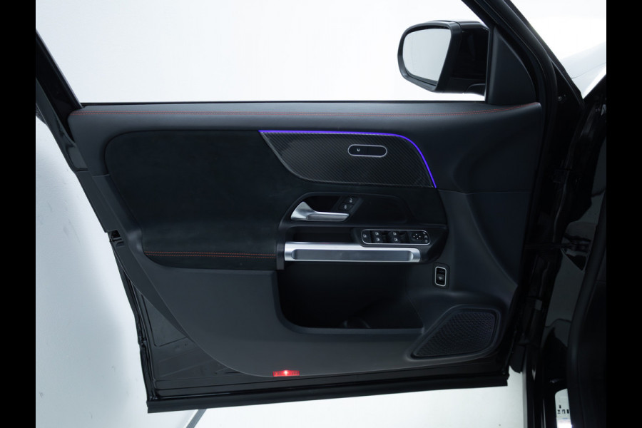 Mercedes-Benz Glb 200 AMG Line Night Pakket Panoramadak | Elec. trekhaak | Matrix Led | Elec. achterklep | Stoelverwarming | Camera | Navigatie, Cruise, Apple Carplay/app. connect