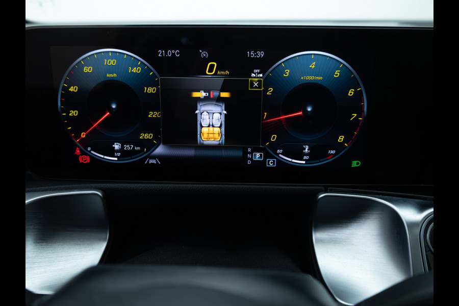 Mercedes-Benz Glb 200 AMG Line Night Pakket Panoramadak | Elec. trekhaak | Matrix Led | Elec. achterklep | Stoelverwarming | Camera | Navigatie, Cruise, Apple Carplay/app. connect