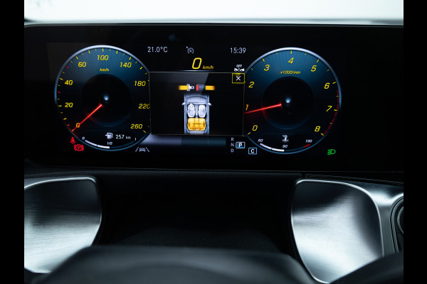 Mercedes-Benz Glb 200 AMG Line Night Pakket Panoramadak | Elec. trekhaak | Matrix Led | Elec. achterklep | Stoelverwarming | Camera | Navigatie, Cruise, Apple Carplay/app. connect