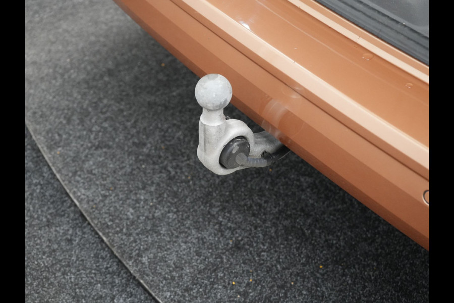 Volkswagen Multivan 1.4 eHybrid L1H1 Style 7 Persoons PHEV 218pk | Trekhaak Af Fabriek | Panodak | Alcantara Sportstoelen & Stuur Verwarmd |  Adaptive Cruise | Camera | IQ Light | Apple Carplay | Blis | Navigatie | DAB | Plug In Hybrid |