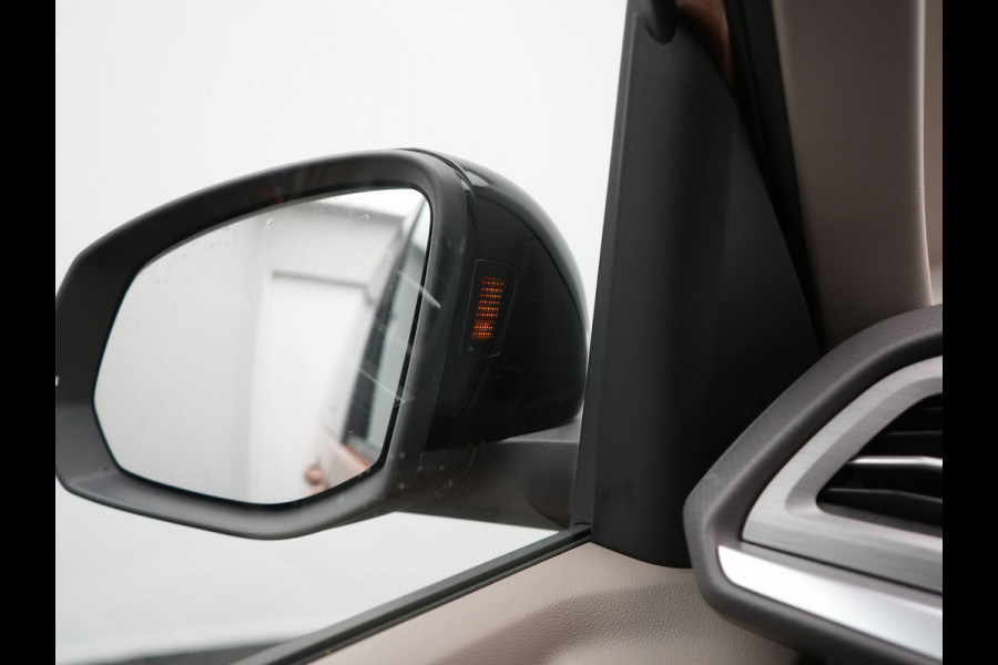 Volkswagen Multivan 1.4 eHybrid L1H1 Style 7 Persoons PHEV 218pk | Trekhaak Af Fabriek | Panodak | Alcantara Sportstoelen & Stuur Verwarmd |  Adaptive Cruise | Camera | IQ Light | Apple Carplay | Blis | Navigatie | DAB | Plug In Hybrid |