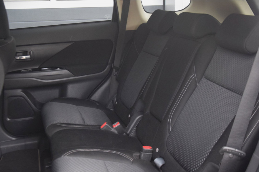Mitsubishi Outlander 2.4 PHEV Pure APPLE CARPLAY/VERWARMDE VOORSTOELEN/CAMERA