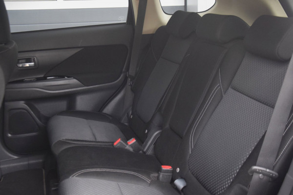 Mitsubishi Outlander 2.4 PHEV Pure APPLE CARPLAY/VERWARMDE VOORSTOELEN/CAMERA