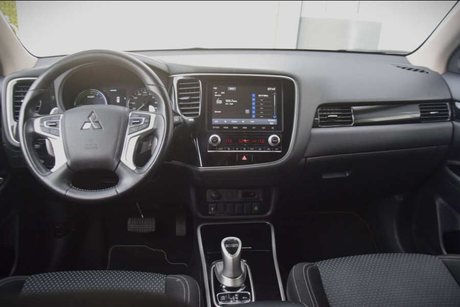 Mitsubishi Outlander 2.4 PHEV Pure APPLE CARPLAY/VERWARMDE VOORSTOELEN/CAMERA
