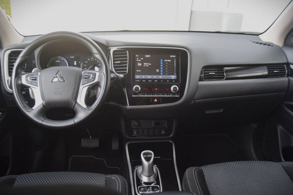 Mitsubishi Outlander 2.4 PHEV Pure APPLE CARPLAY/VERWARMDE VOORSTOELEN/CAMERA