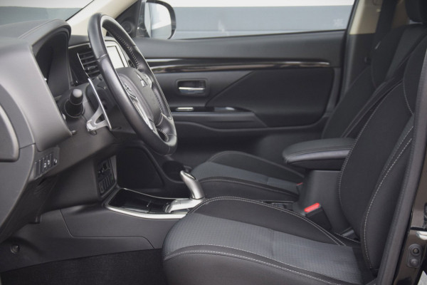 Mitsubishi Outlander 2.4 PHEV Pure APPLE CARPLAY/VERWARMDE VOORSTOELEN/CAMERA