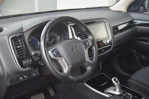 Mitsubishi Outlander 2.4 PHEV Pure APPLE CARPLAY/VERWARMDE VOORSTOELEN/CAMERA