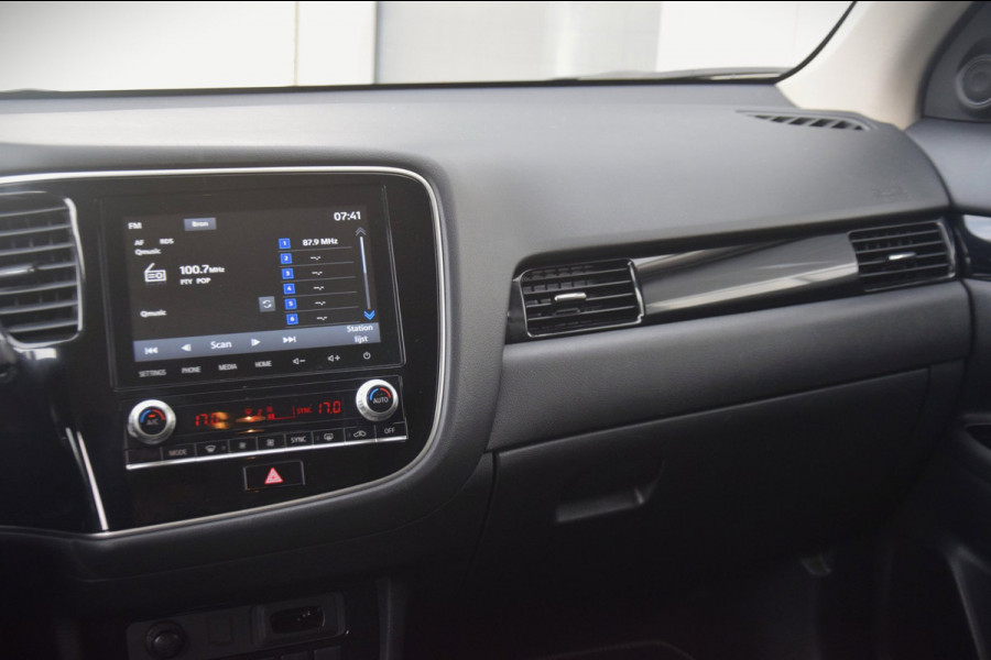 Mitsubishi Outlander 2.4 PHEV Pure APPLE CARPLAY/VERWARMDE VOORSTOELEN/CAMERA