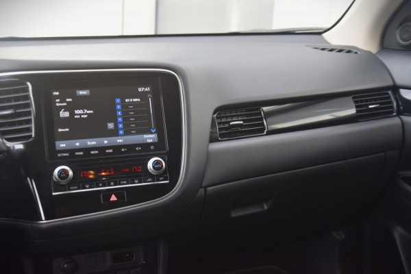 Mitsubishi Outlander 2.4 PHEV Pure APPLE CARPLAY/VERWARMDE VOORSTOELEN/CAMERA