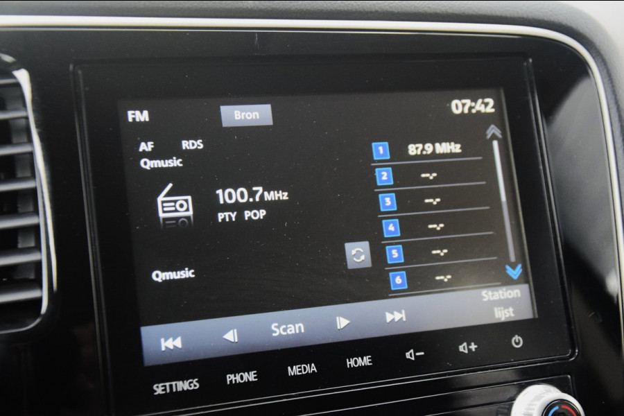 Mitsubishi Outlander 2.4 PHEV Pure APPLE CARPLAY/VERWARMDE VOORSTOELEN/CAMERA