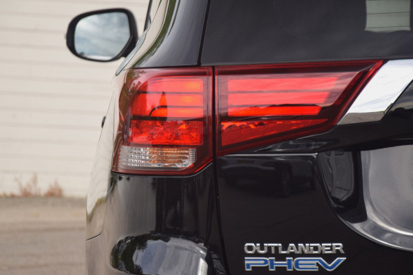 Mitsubishi Outlander 2.4 PHEV Pure APPLE CARPLAY/VERWARMDE VOORSTOELEN/CAMERA