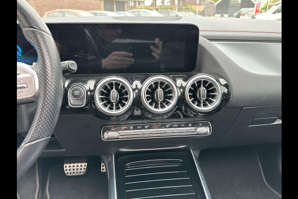 Mercedes-Benz EQA 250 Business Solution AMG 67 kWh | Panoramadak | Sfeerverlichting | Apple Carplay |