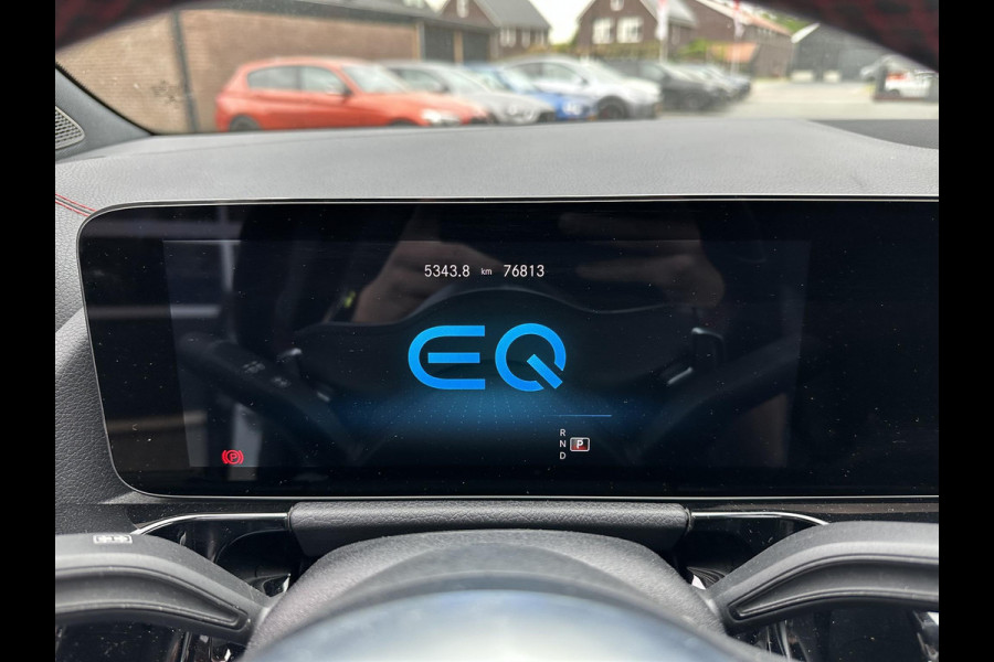 Mercedes-Benz EQA 250 Business Solution AMG 67 kWh | Panoramadak | Sfeerverlichting | Apple Carplay |