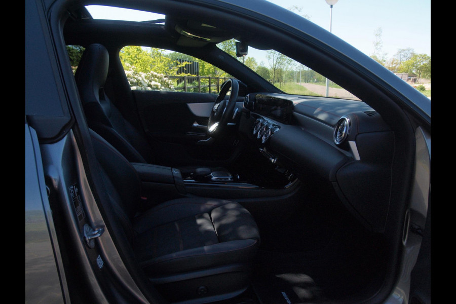 Mercedes-Benz CLA-Klasse 250 e Business Solution AMG Limited | Panoramadak | Camera | Sfeerverlichting | Apple Carplay |