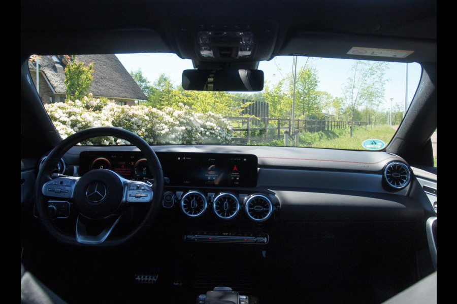 Mercedes-Benz CLA-Klasse 250 e Business Solution AMG Limited | Panoramadak | Camera | Sfeerverlichting | Apple Carplay |