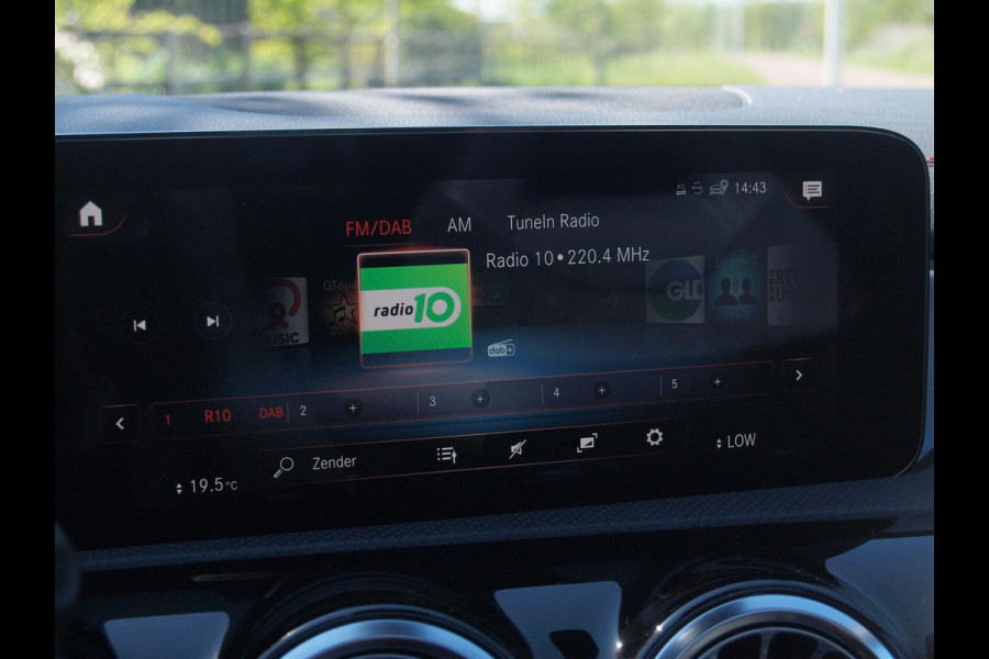 Mercedes-Benz CLA-Klasse 250 e Business Solution AMG Limited | Panoramadak | Camera | Sfeerverlichting | Apple Carplay |