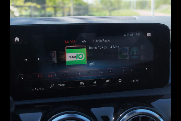 Mercedes-Benz CLA-Klasse 250 e Business Solution AMG Limited | Panoramadak | Camera | Sfeerverlichting | Apple Carplay |