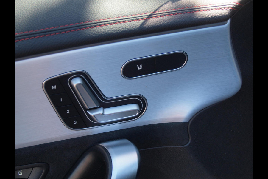 Mercedes-Benz CLA-Klasse 250 e Business Solution AMG Limited | Panoramadak | Camera | Sfeerverlichting | Apple Carplay |