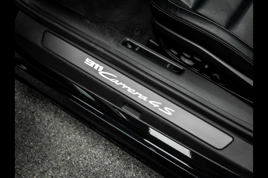Porsche 911 Cabrio 3.0 Carrera 4 S | Akrapovic | NL geleverd | Burmester | Lift | Full Option | krijt stiksel| Stoel ventilatie en verwarming | dealer onderhouden |